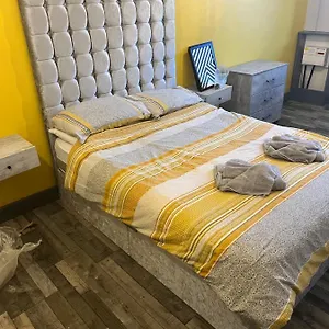 Town Center Large 2 Bedroom Apartment- Sleeps Up To 6 - Dogs Welcome - 2 Minutes From Train Station Apartment